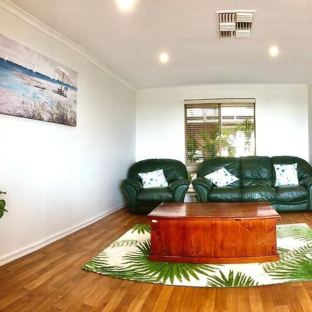 Beach House Opposite Ocean 4 Bed 2 Bathroom With Pool Geraldton Exterior foto