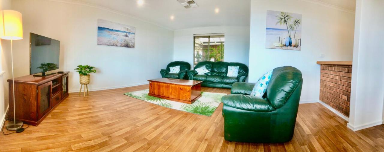 Beach House Opposite Ocean 4 Bed 2 Bathroom With Pool Geraldton Exterior foto